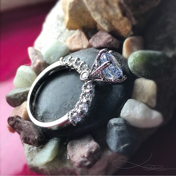 Round Cut Brilliant Diamond Ring - Picture 3 of 5